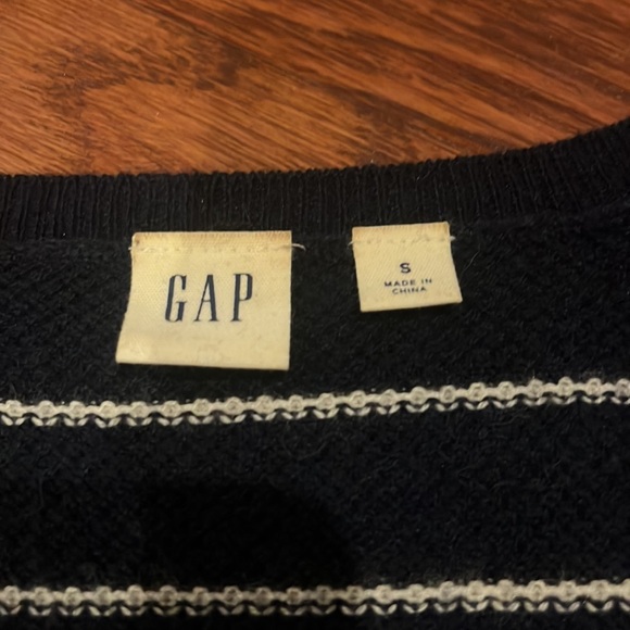 Gap Sweater - Picture 2 of 2